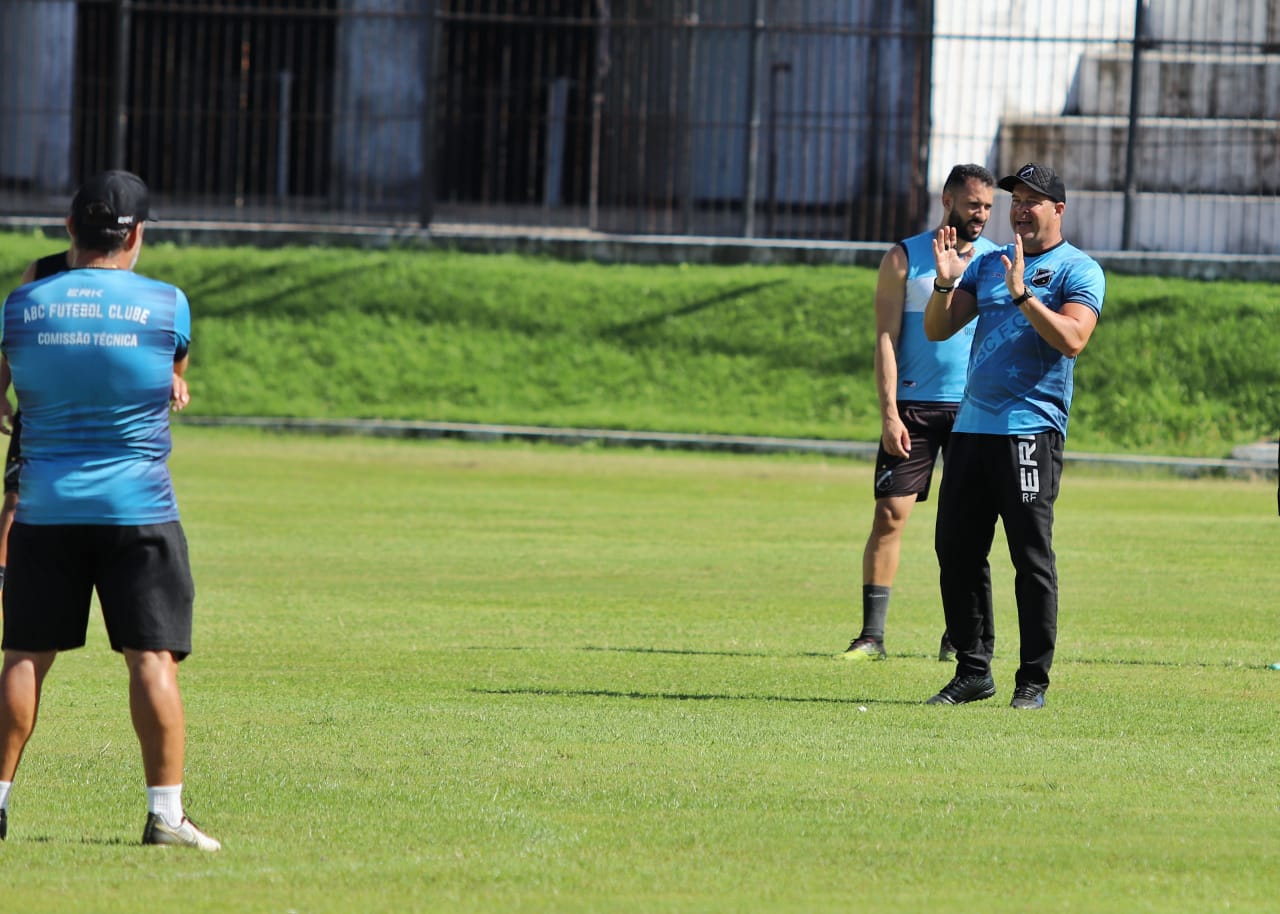 Após encerrar preparação para jogo contra o Náutico, ABC viaja para Pernambuco