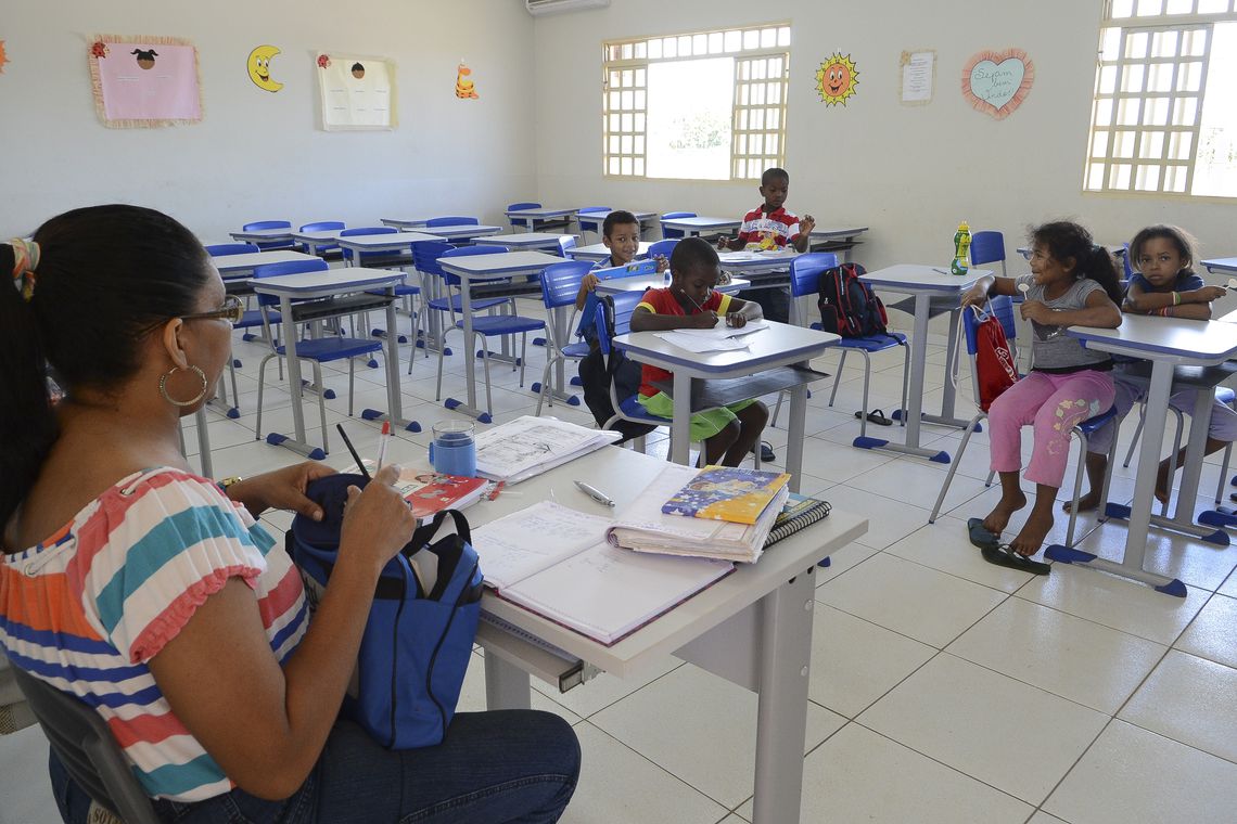 Relator permite aposentadoria integral de professoras aos 57 anos