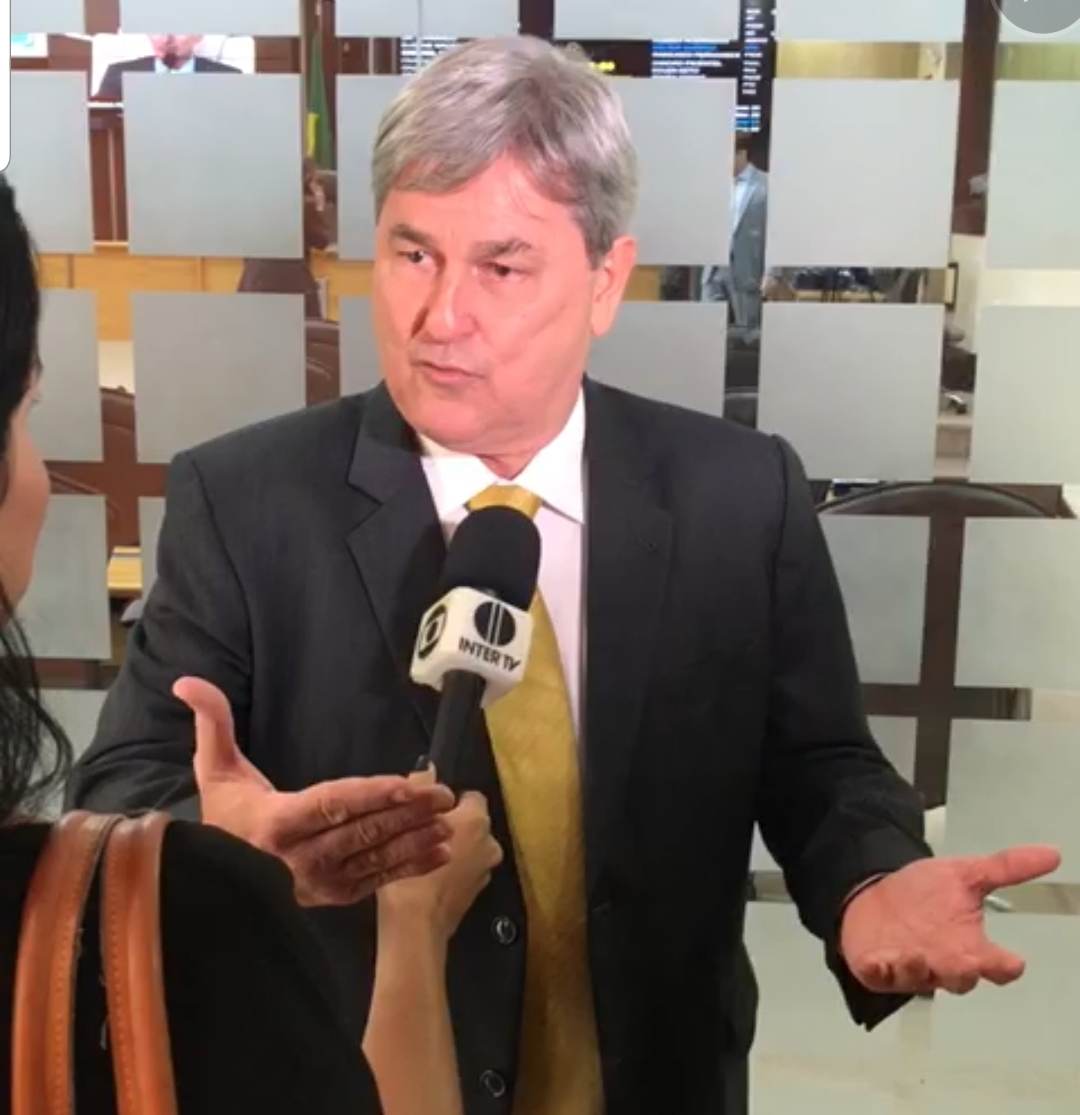 Deputado diz que governo não fez nada para tirar o estado da crise