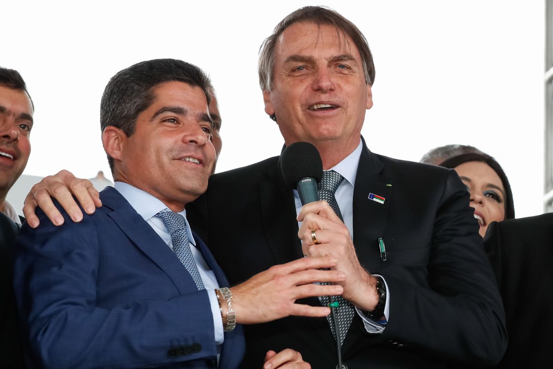 (VÍDEO) Bolsonaro é recebido aos gritos de "mito" por multidão na Bahia