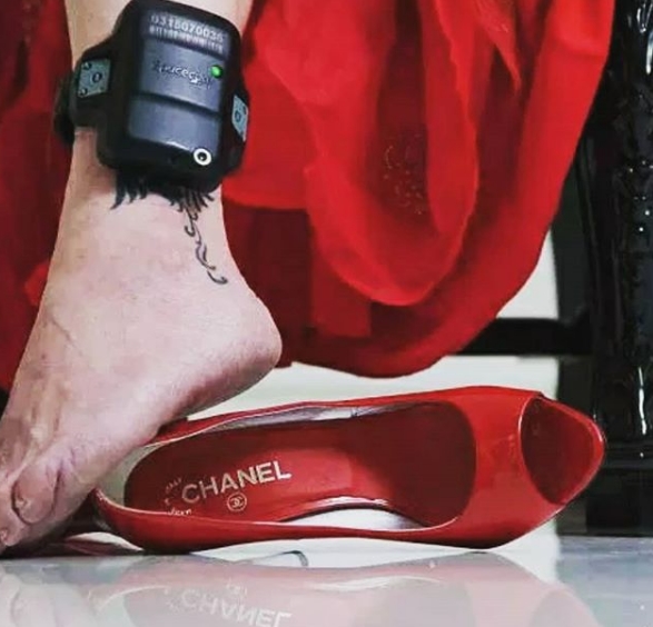 Lava Jato: Doleira posta foto de longo, sapato Chanel e tornozeleira eletrônica