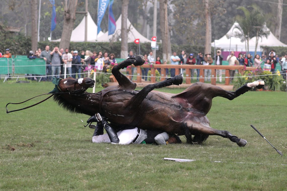 Susto: Cavalo cai sobre brasileiro em prova do Pan e atleta é levado ao hospital