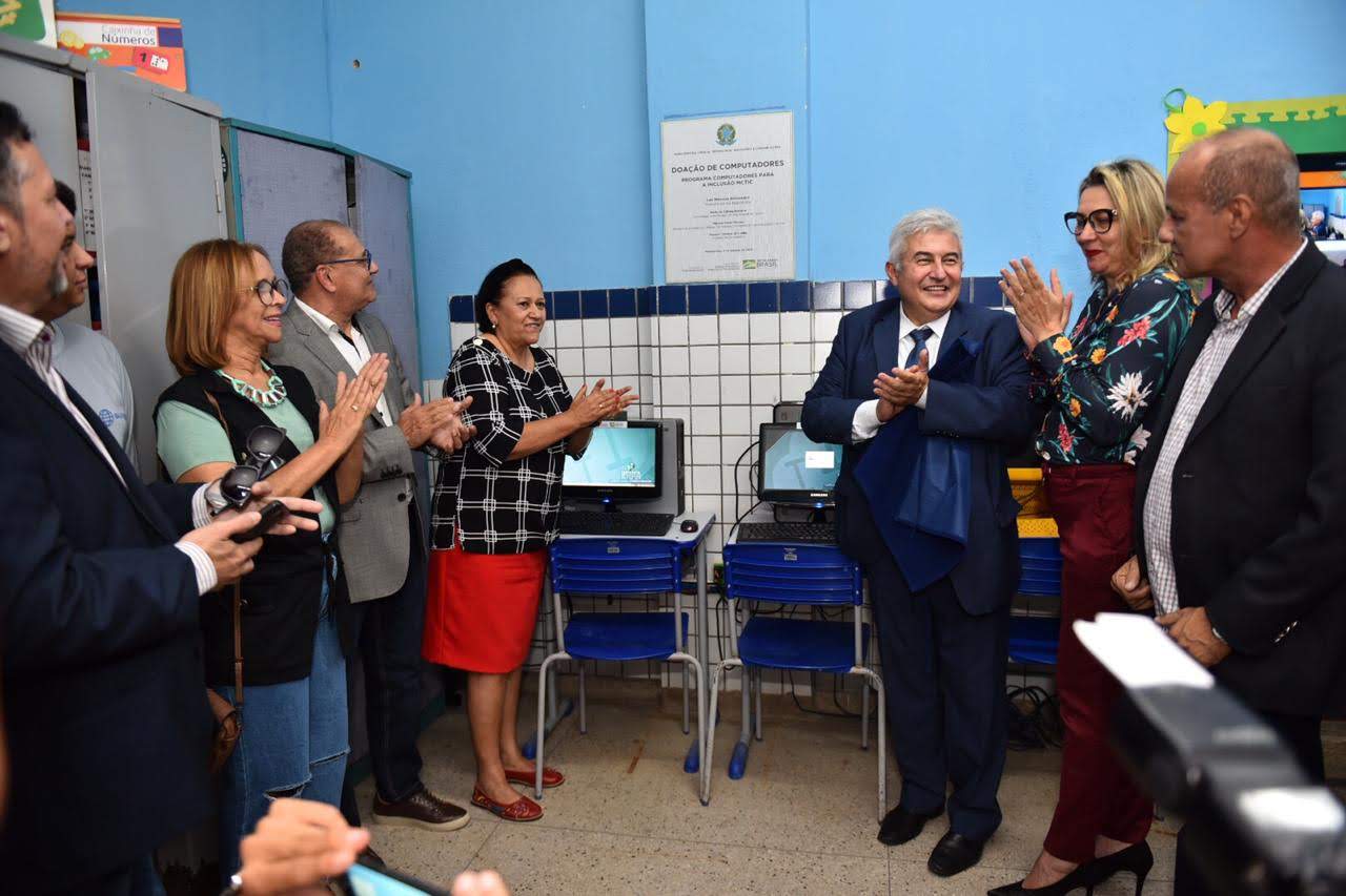 Fátima e ministro de Bolsonaro inauguram salas de informática em escola do RN