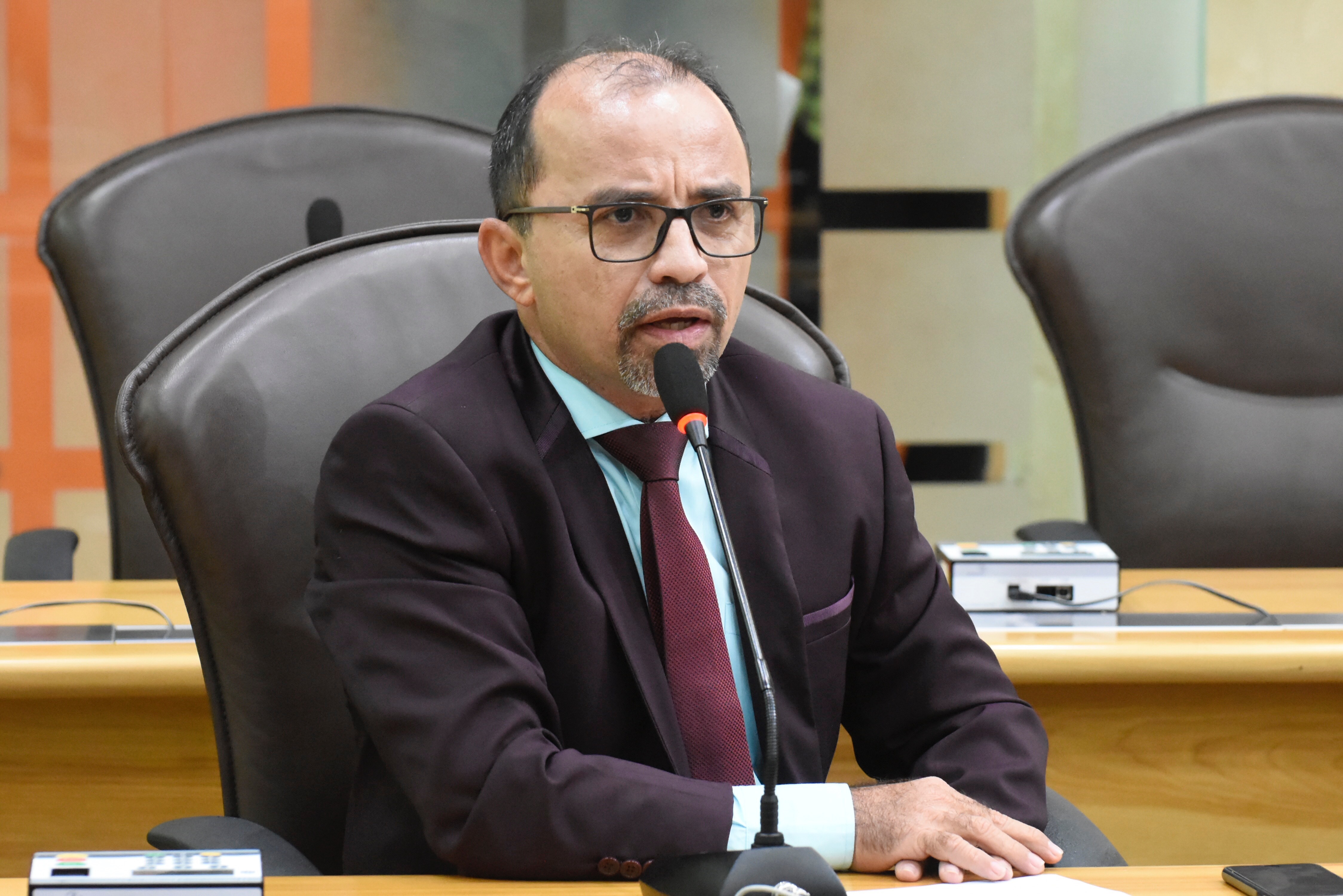 Deputado critica governo por precariedade de escola em Alto do Rodrigues