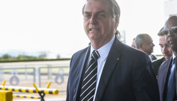 Bolsonaro quer pedido de desculpas de Macron para aceitar ajuda de R$ 83 milhões