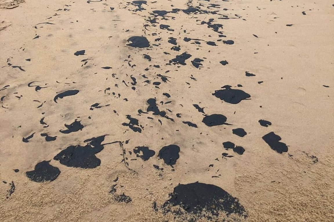 Petróleo despejado no mar atinge cidades de oito estados do NE; RN incluso