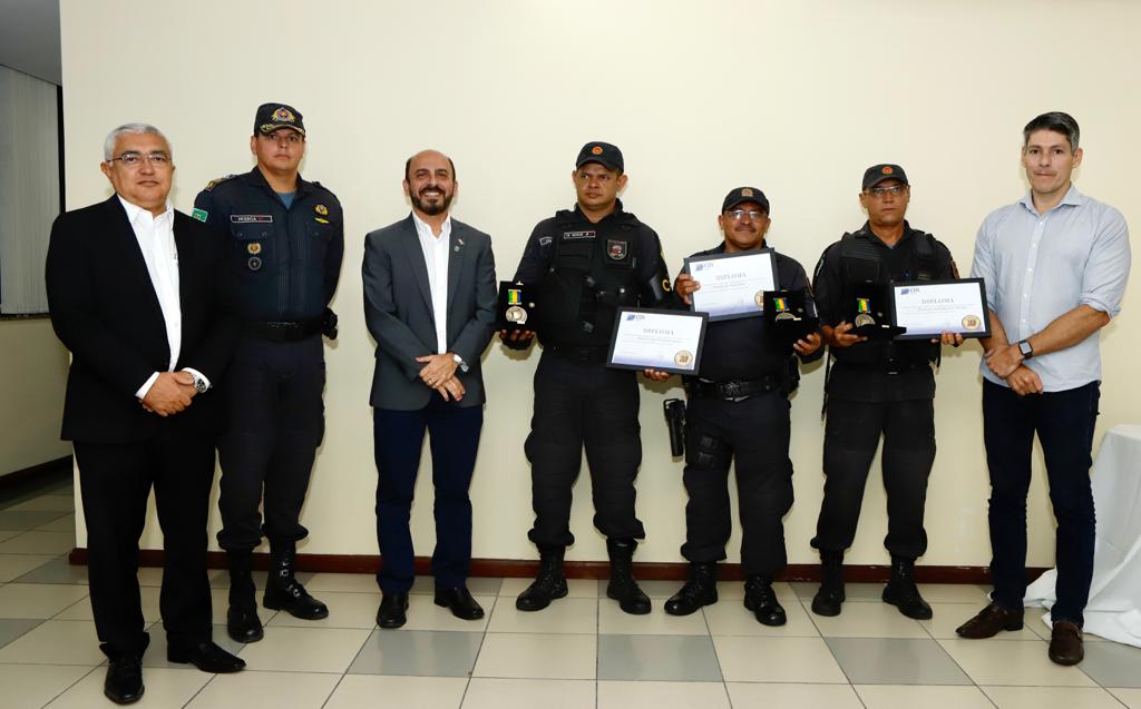 CDL homenageia PMs que pretenderam suspeitos de realizar arrastão em restaurante