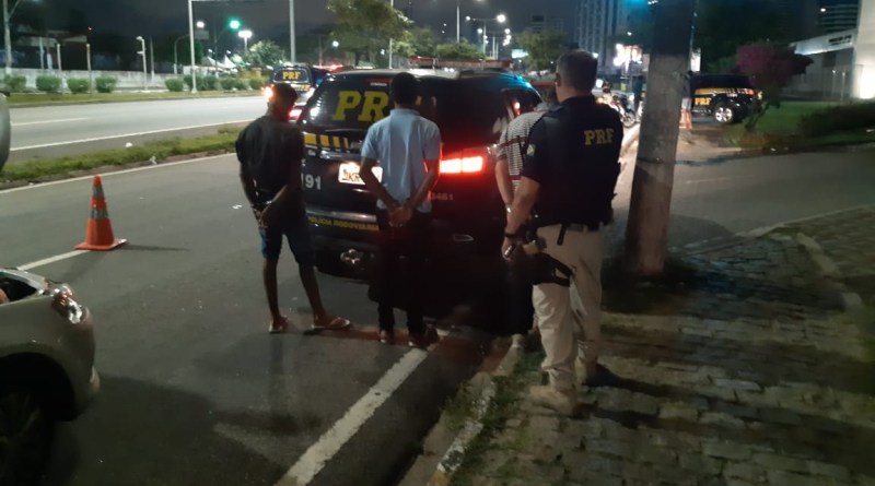 PRF prende três em um veículo roubado e apreende arma de fogo em Natal