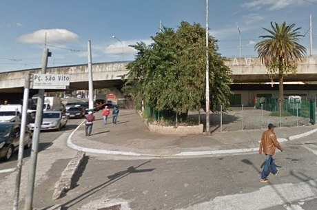 Homem abre fogo e atinge ao menos quatro em praça do centro de SP