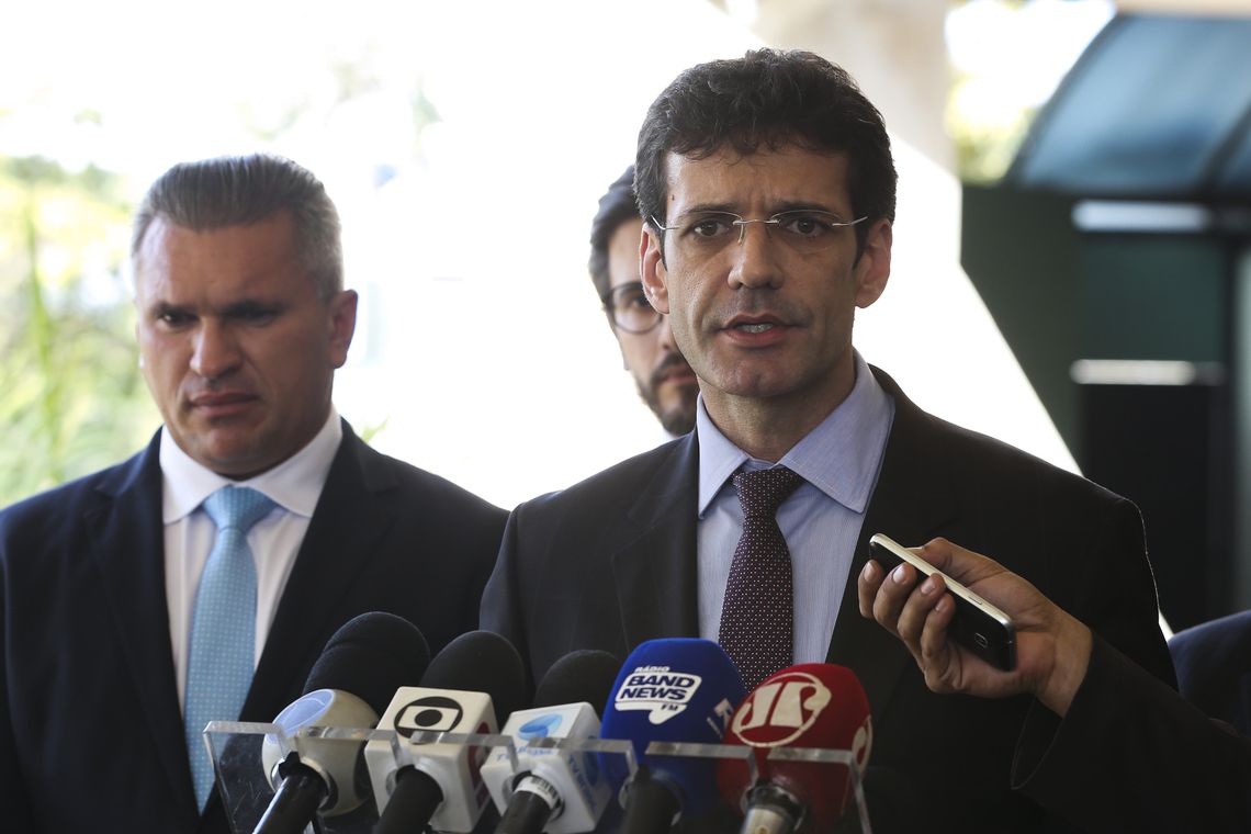 Senado aprova convocação de ministro de Bolsonaro para explicar laranjas do PSL