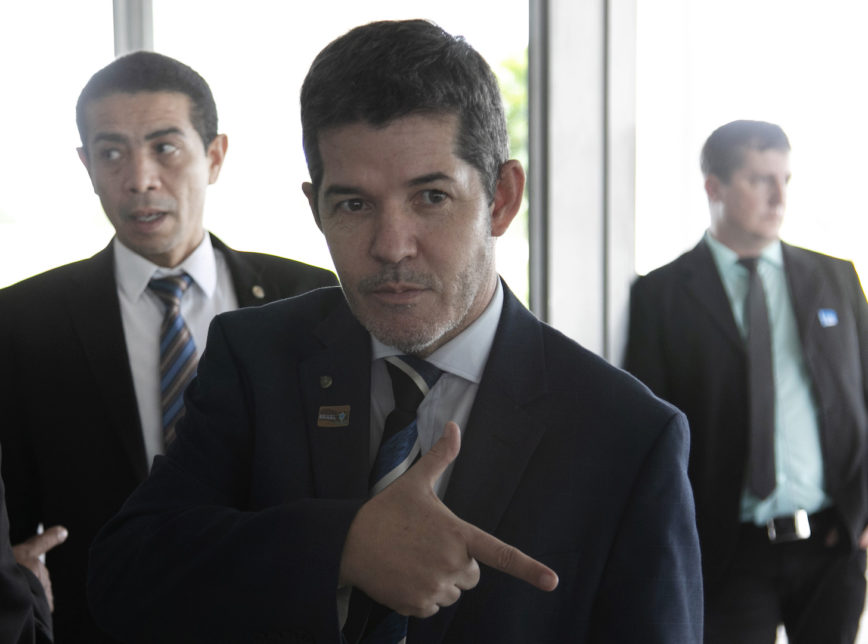 Líder do PSL diz que Bolsonaro quer comprar votos no Congresso oferecendo cargos
