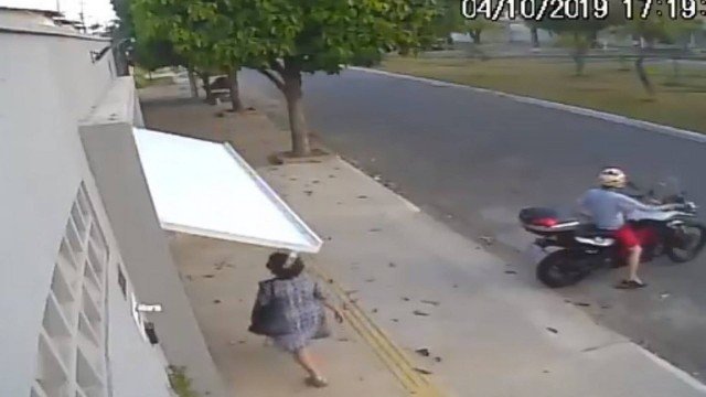 Mulher é engolida por portão e fica presa por 1 hora; assista