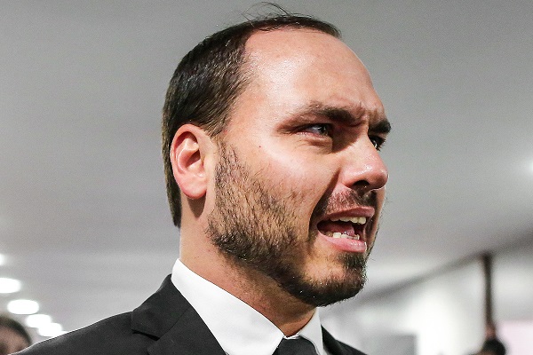(VÍDEO)Filho de Bolsonaro desmente Globo, mostra áudio e registros de condomínio