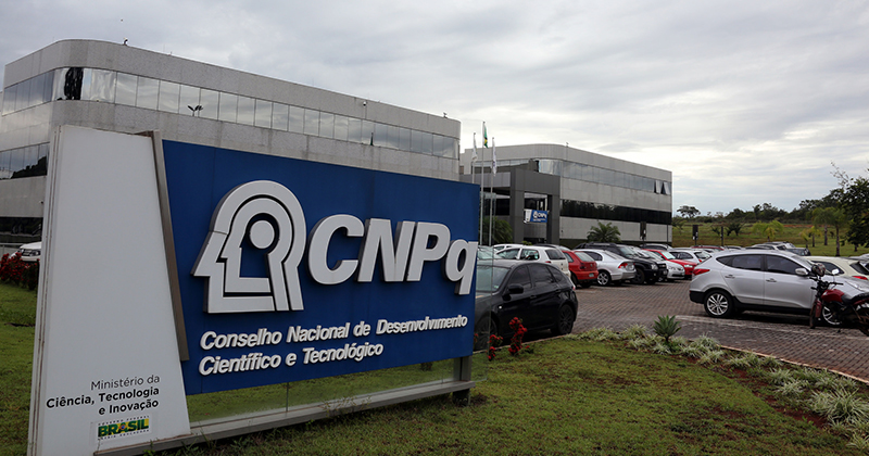 Bolsonaro libera R$ 250 milhões para bolsas do CNPq