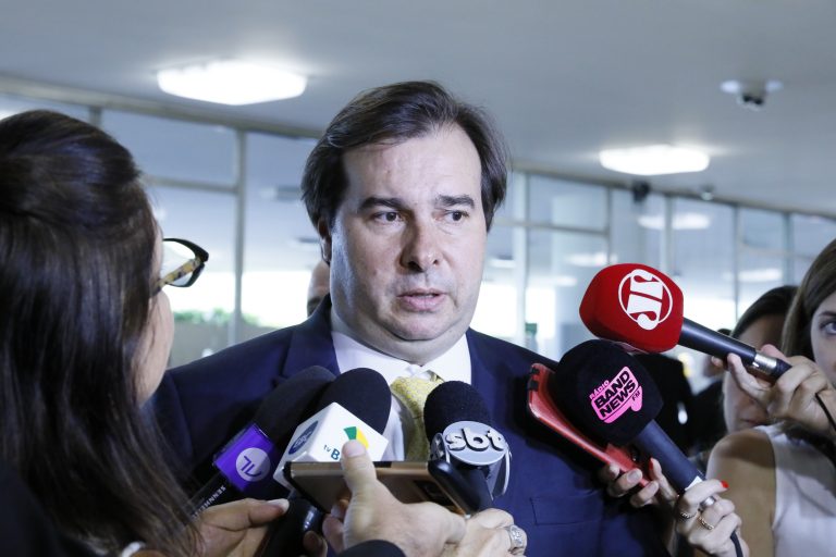 Maia critica declaração de general Heleno sobre novo AI-5 e sinaliza convocação