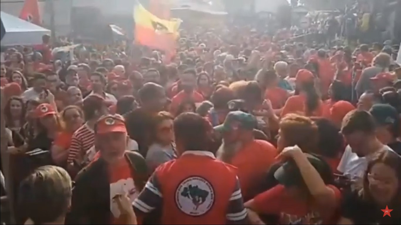 AO VIVO: Militantes aguardam saída de Lula em frente à carceragem da PF; assista