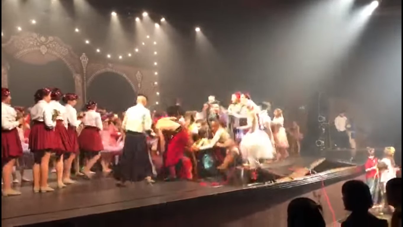 Palco de teatro desaba e seis ficam feridos em SP; veja o momento do acidente