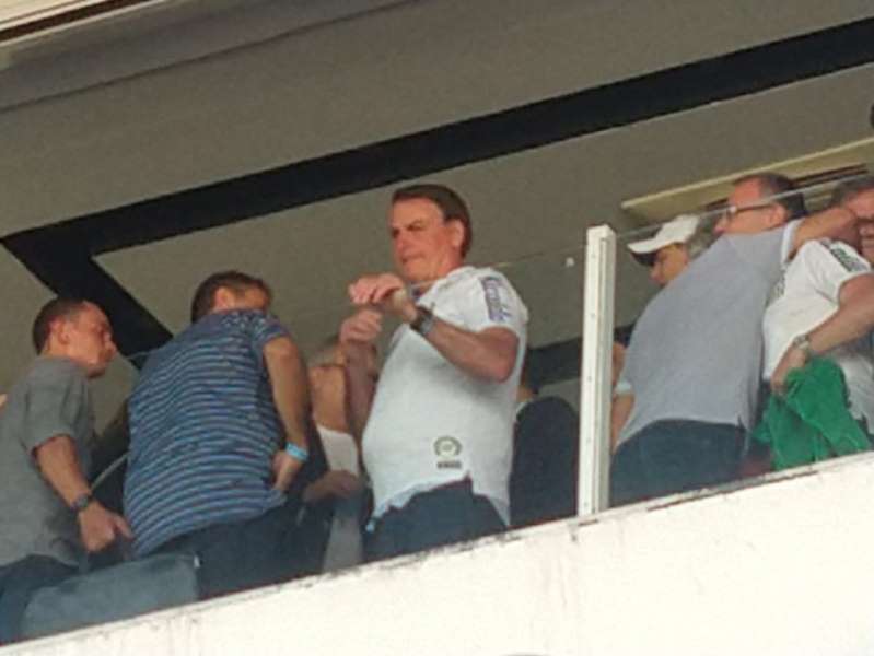 Com misto de vaias e aplausos, Bolsonaro vai à Vila para o Santos x São Paulo