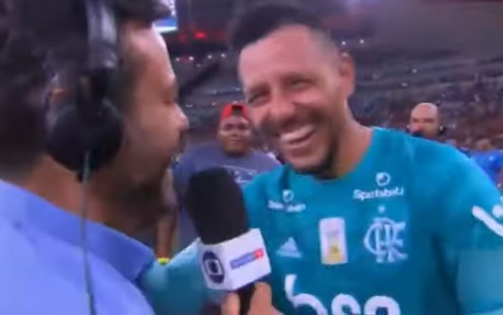 VÍDEO: Goleiro do Flamengo deixa repórter da Globo em saia justa; assista