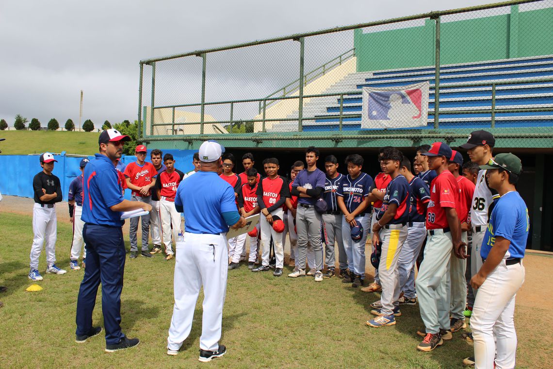 Jovens brasileiros sonham em chegar à maior liga de beisebol do mundo