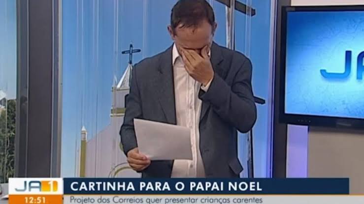 VÍDEO: Apresentador chora ao vivo com carta de menino para Papai Noel; assista