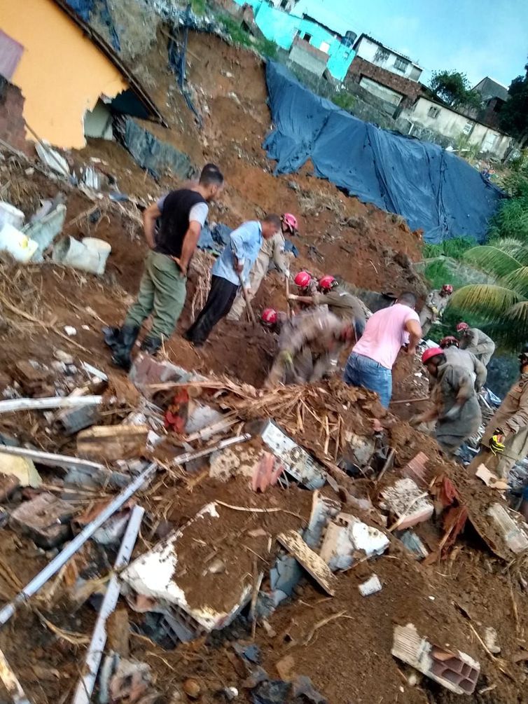 Sobe para 7 número de mortos em deslizamento no Recife