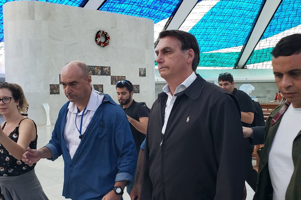 Na Catedral de Brasília, Bolsonaro reza e agradece pela "missão"
