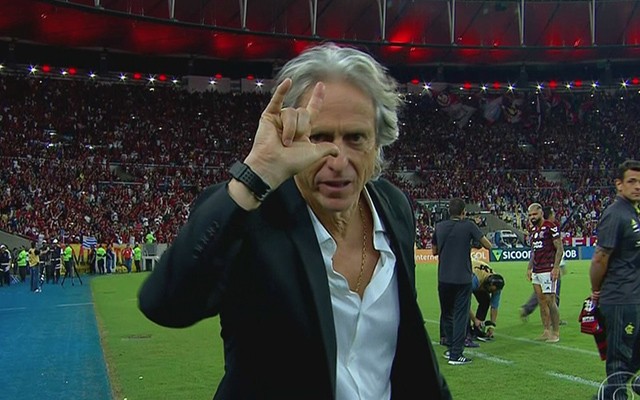 VÍDEO: Técnico do FLA dorme enquanto assiste à partida contra o Volta Redonda