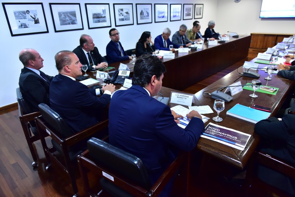 Bolsonaro avalia enviar brasileiros vindos da China para quarentena no Nordeste