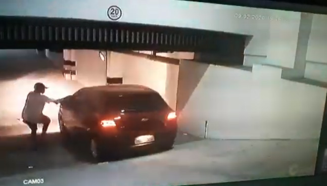 VÍDEO: Bandido armado invade garagem de condomínio e leva carro em Natal; veja