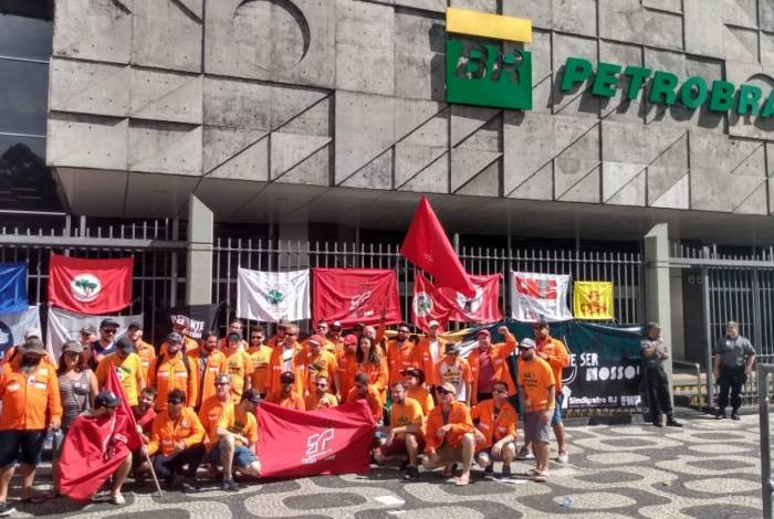 Justiça do Trabalho suspende demissões em fábrica da Petrobras