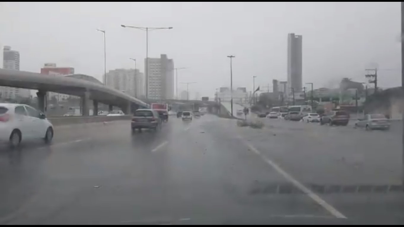 Chuva alaga vias e dificulta trânsito em Natal; veja pontos críticos