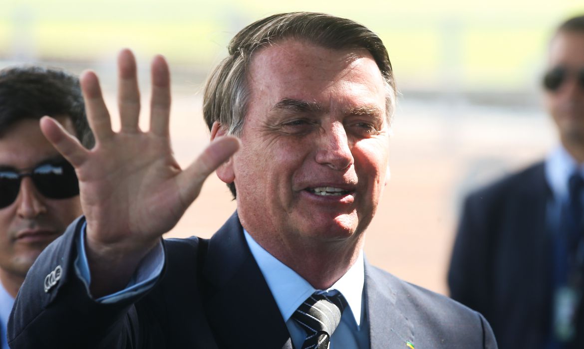 Bolsonaro comemora 10 milhões de curtidas no Facebook: "O Brasil é nosso"