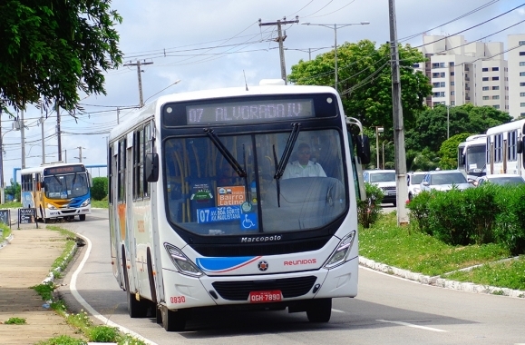 Prefeito de Natal anuncia suspensão do aumento da passagem de ônibus