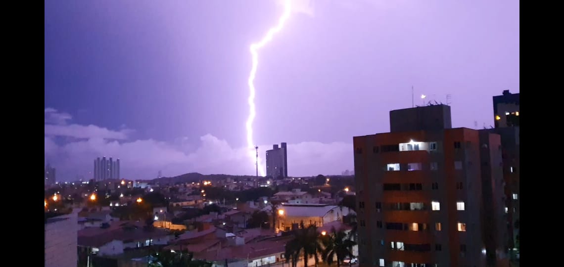 VÍDEO: Natal tem noite de chuva, trovões e relâmpagos; assista
