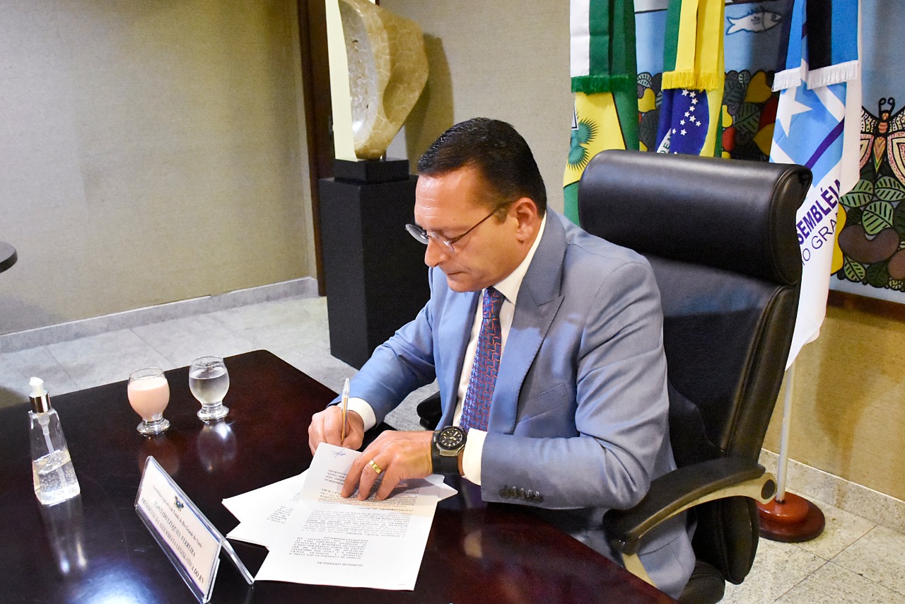 Assembleia assina convênio para transmitir aulas da rede pública pela TV