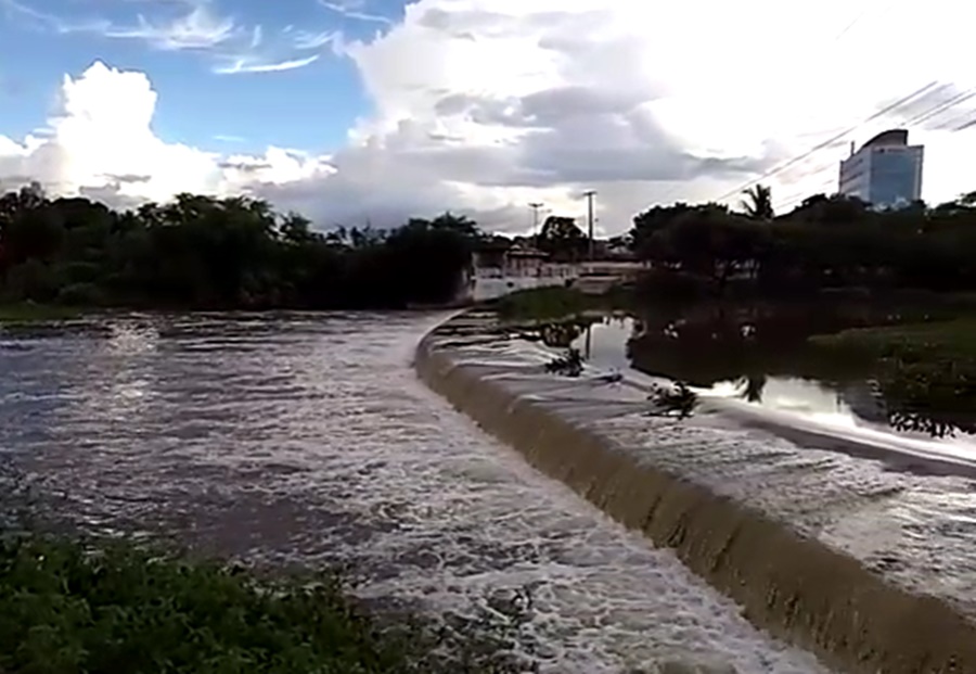 (VÍDEO) Espetáculo da natureza: Barragem do Rio Mossoró sangra no Oeste; assista