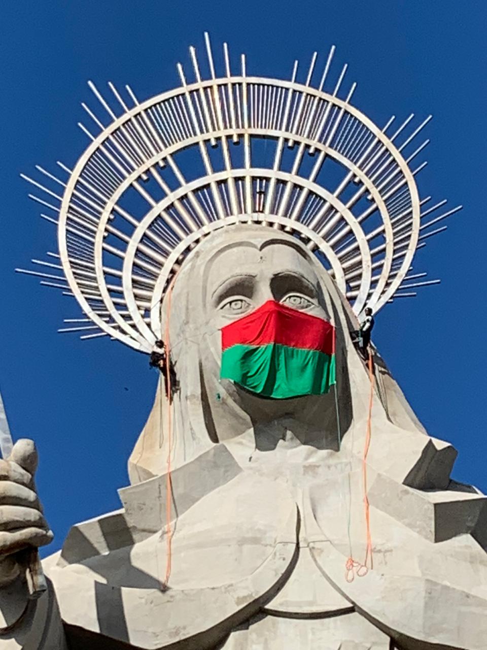 Ponto turístico no Trairí, Santa Rita de Cássia recebe máscara contra Covid