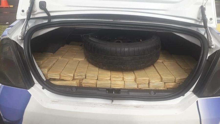 Carro falso de emissora de TV é apreendido com 462 tabletes de maconha