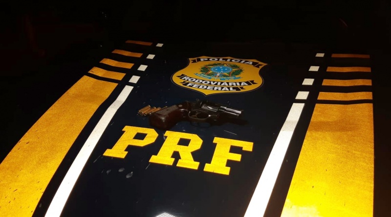 Quatro pessoas são detidas pela PRF na BR-101 por porte de arma de fogo