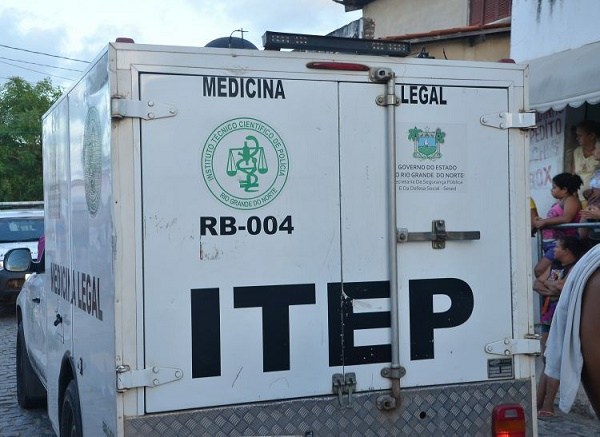 Homem sai para colocar lixo na rua e é assassinado a tiros em cidade do RN