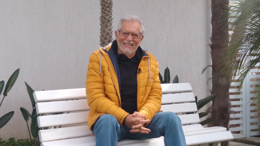 Carlos Alberto apresenta 'A Praça é Nossa' de sua casa pela primeira vez