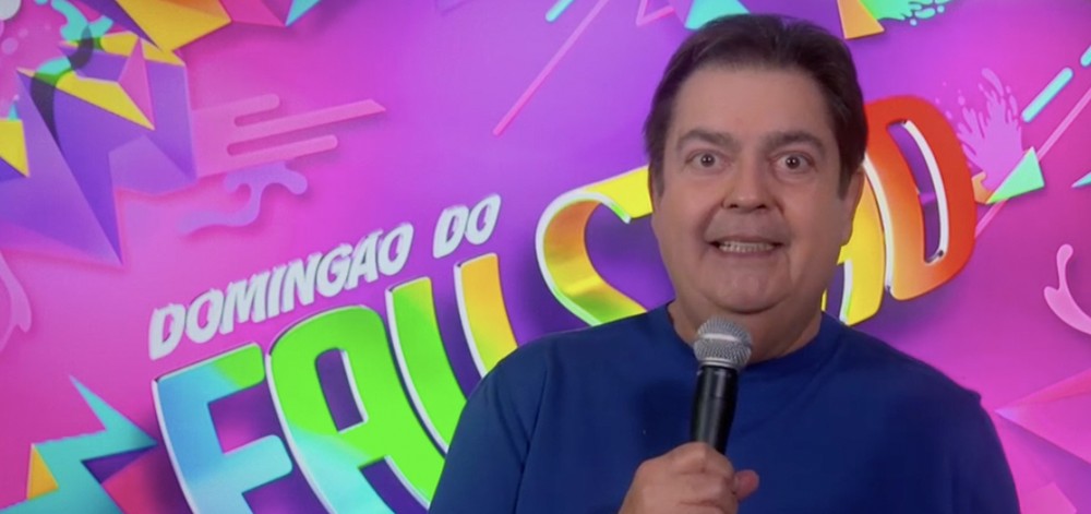VÍDEO: Faustão quebra protocolo e manda recado para apresentadores da Record