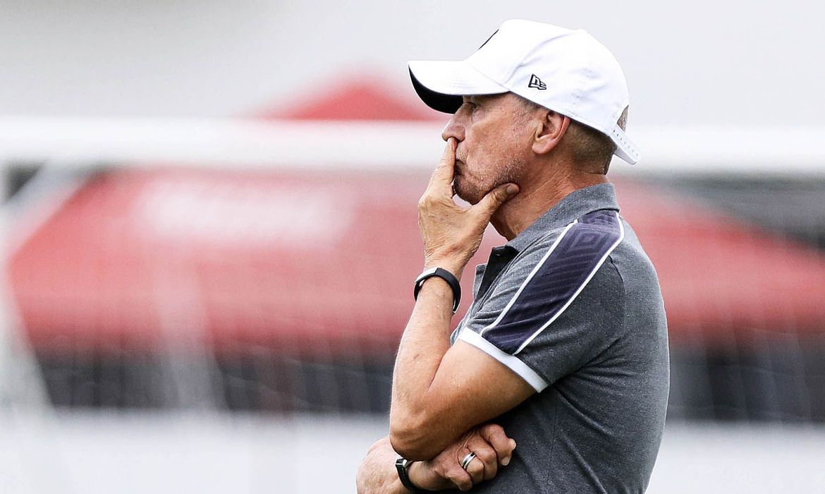 Clube da série A anuncia demissão de técnico estrangeiro