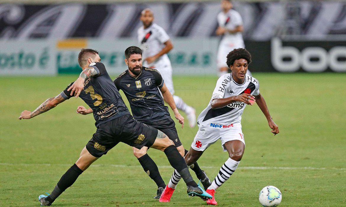 Vasco faz 3 a 0 no Ceará e vai à liderança do Brasileirão
