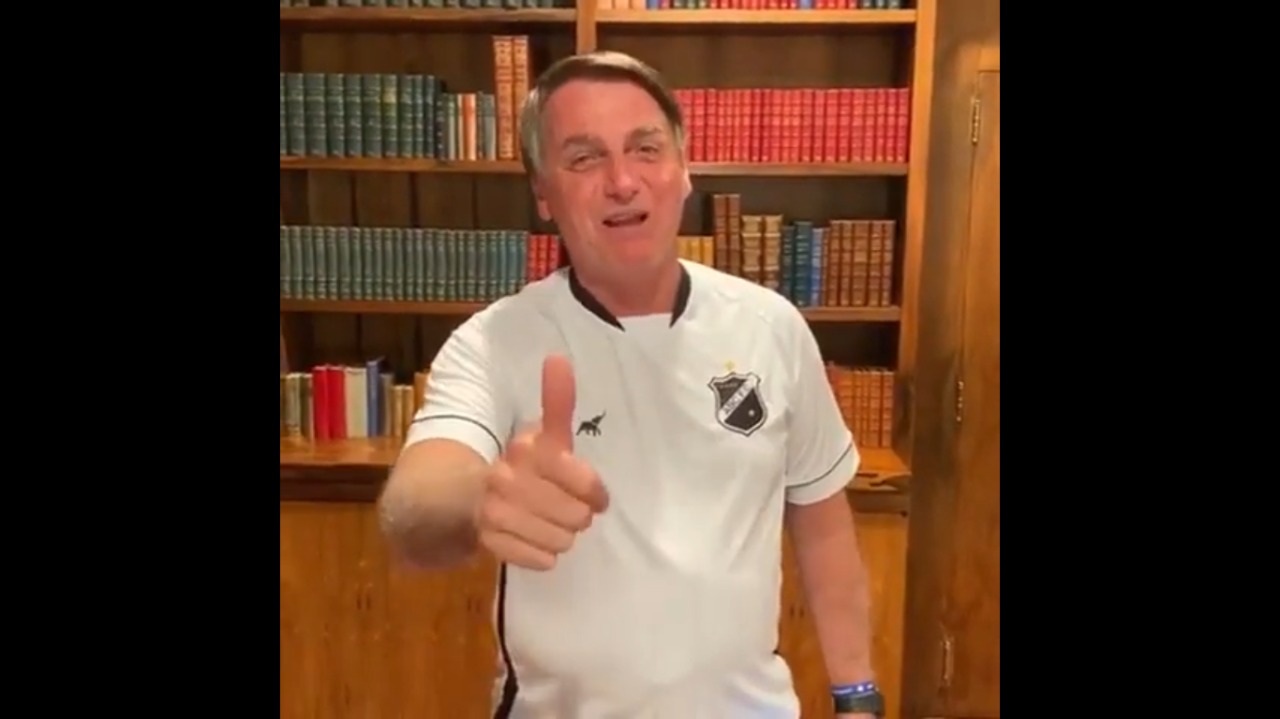 VÍDEO: Com camisa do ABC, Bolsonaro deseja sorte a Neymar: "O pai tá on"