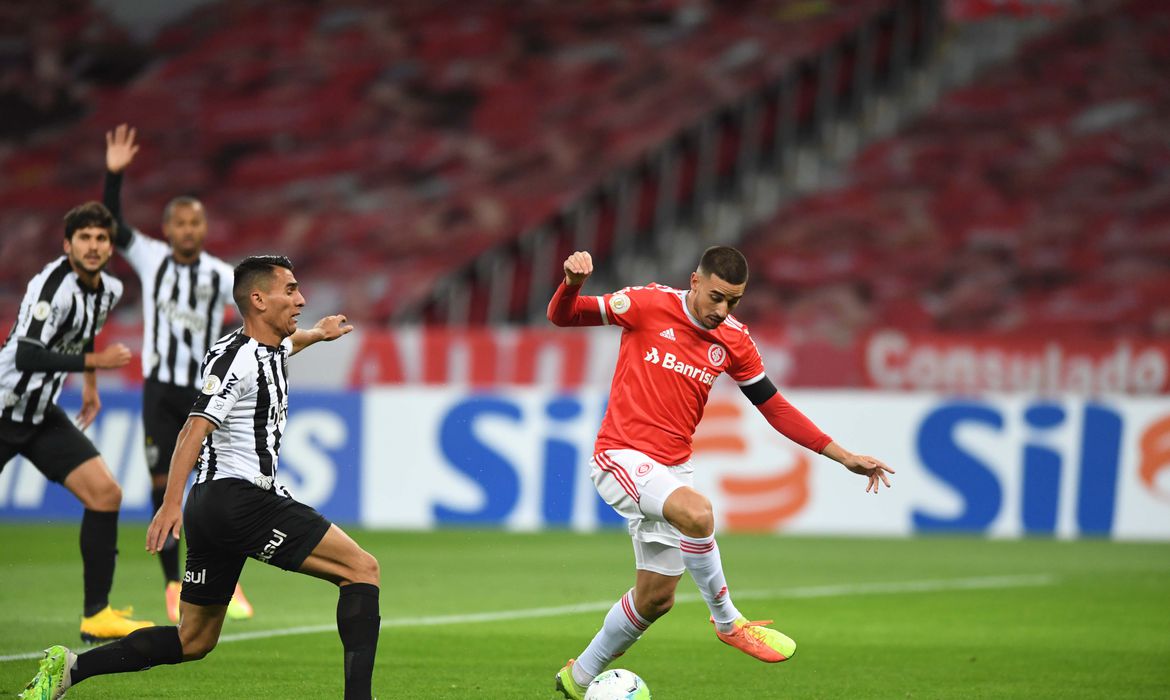 Brasileiro: Internacional vence Atlético-MG de Sampaoli e assume ponta