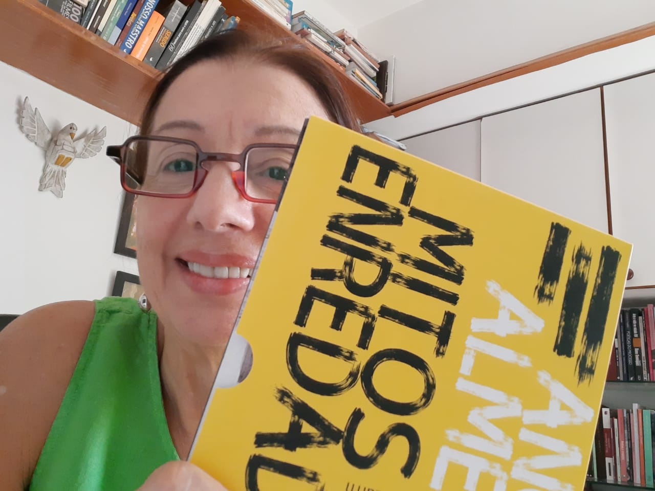  Angela Almeida lança livro Mitos Enredados e realiza distribuição de exemplares