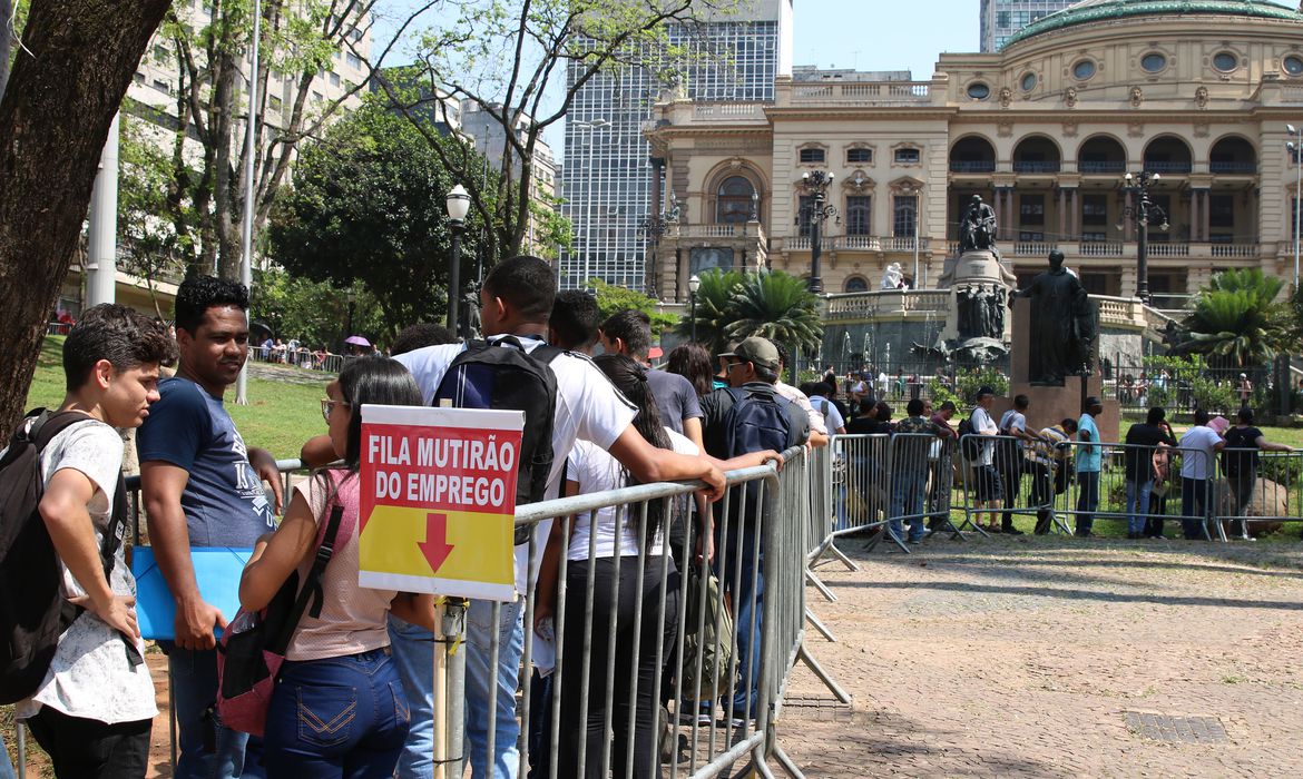 Desemprego atinge novo recorde e chega a 14,4% no trimestre encerrado em agosto