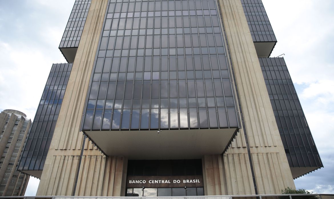 Indicadores sugerem recuperação desigual entre setores da economia, diz BC